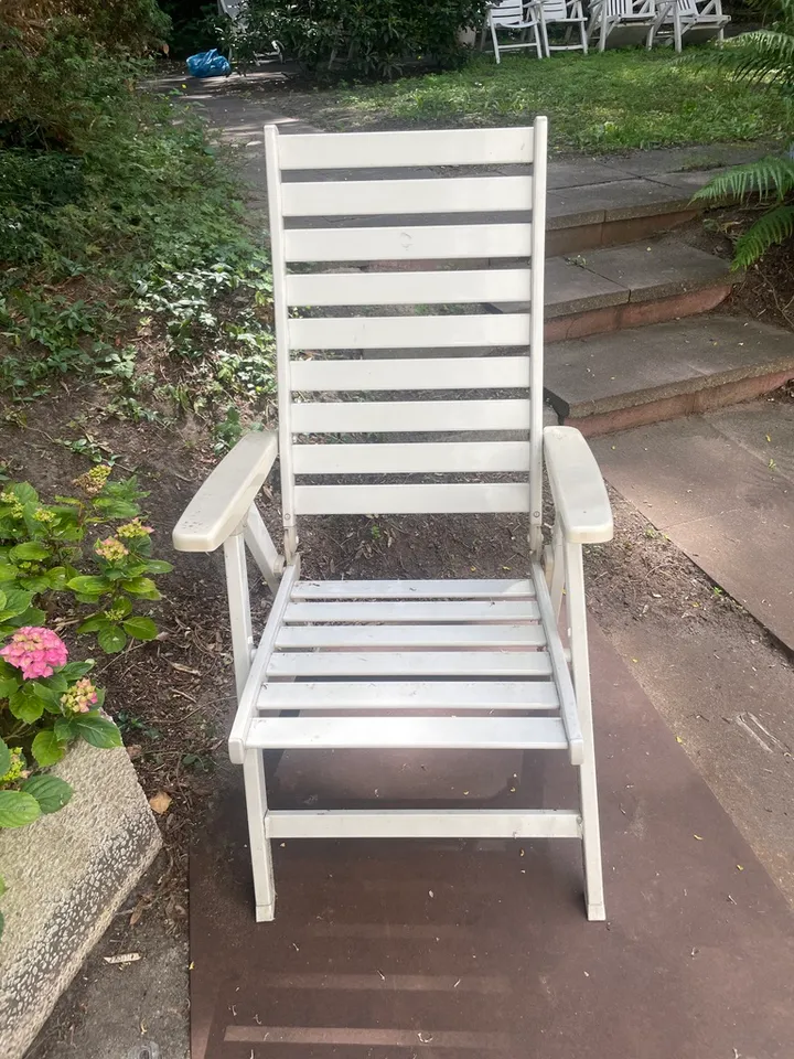 Garden armchair — Gartenstuhl mit Armlehnen