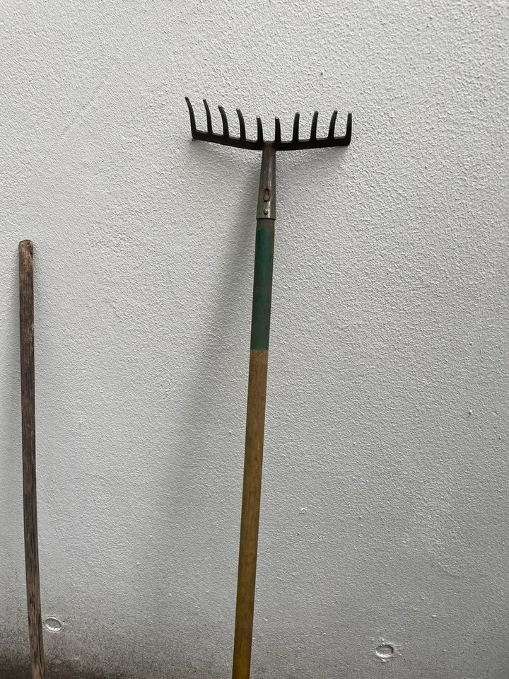 Garden rake — Gartenrechen