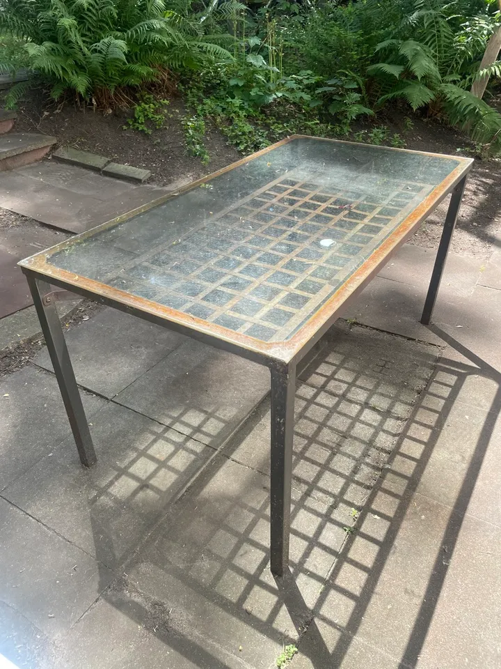 Glass garden table — Gartentisch aus Glas