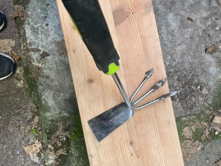 Hand hoe cultivator — Handhacke mit Grubber