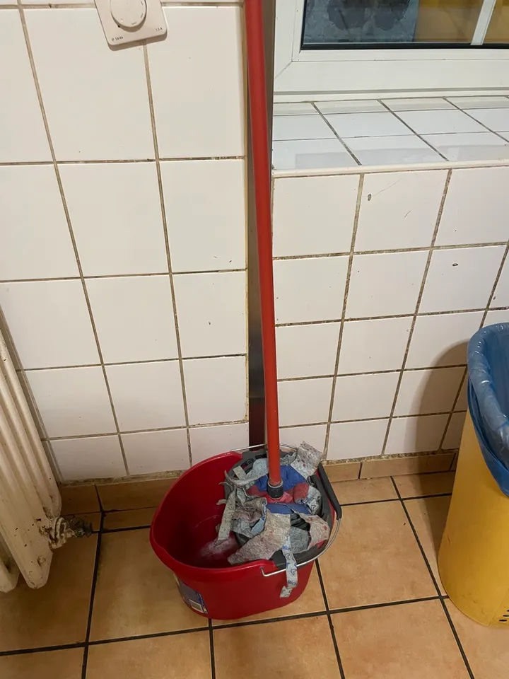 Mop and bucket — Wischeimer mit Mopp